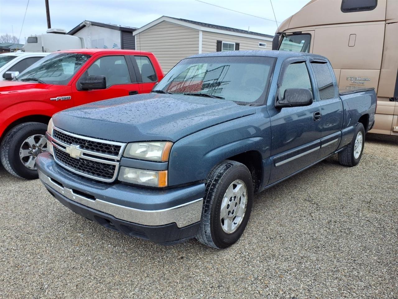 2006 Chevrolet Silverado 1500 Ext Cab 143.5" WB 2WD LT1