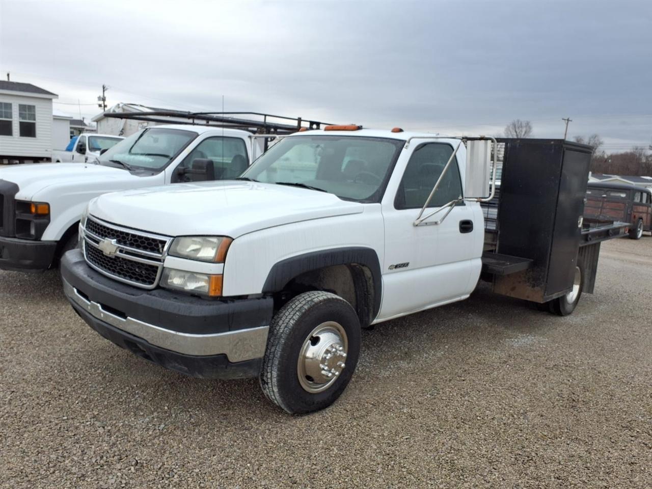 2007 Chevrolet Silverado 3500 Classic 4WD Reg Cab 161.5" WB, 84.9" CA WT