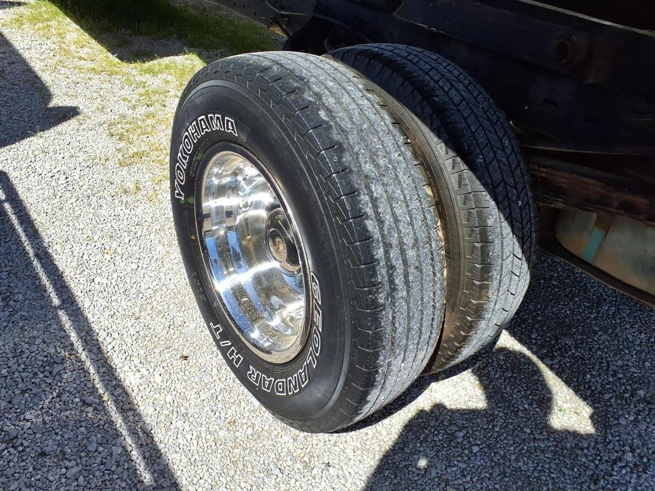 Ford Super Duty F-350 DRW Reg Cab 141" WB 60" CA XLT 2006