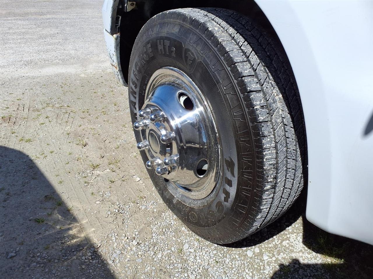 Ford Super Duty F-350 DRW Reg Cab 141" WB 60" CA XLT 2006