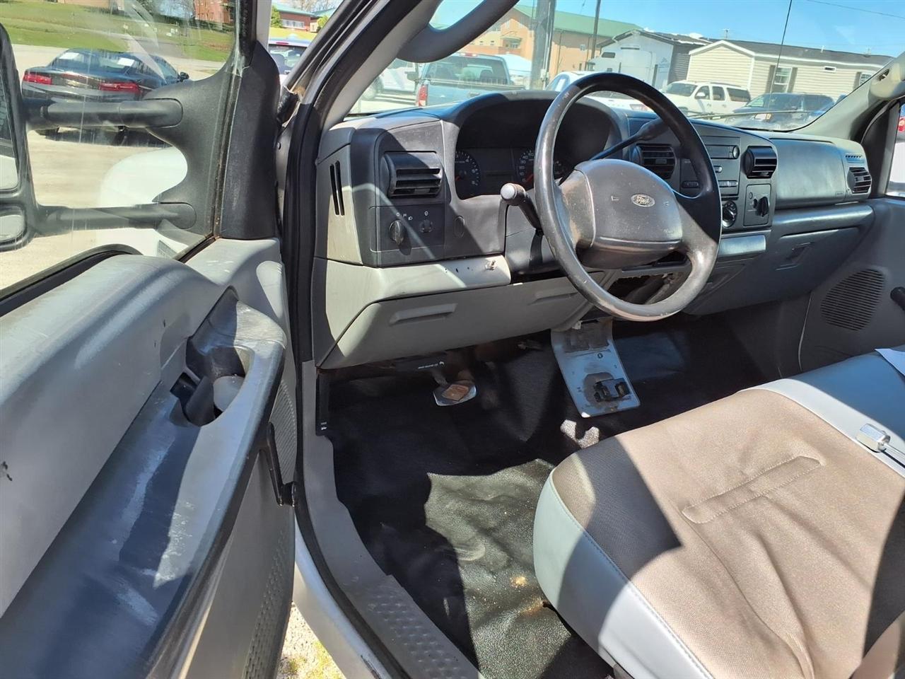 Ford Super Duty F-350 DRW Reg Cab 141" WB 60" CA XLT 2006