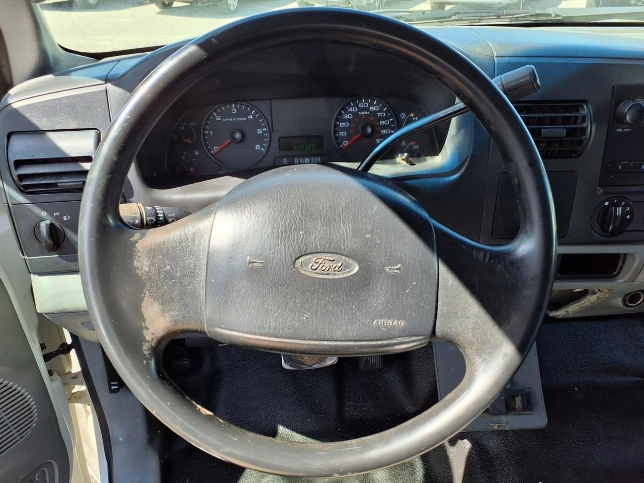 Ford Super Duty F-350 DRW Reg Cab 141" WB 60" CA XLT 2006