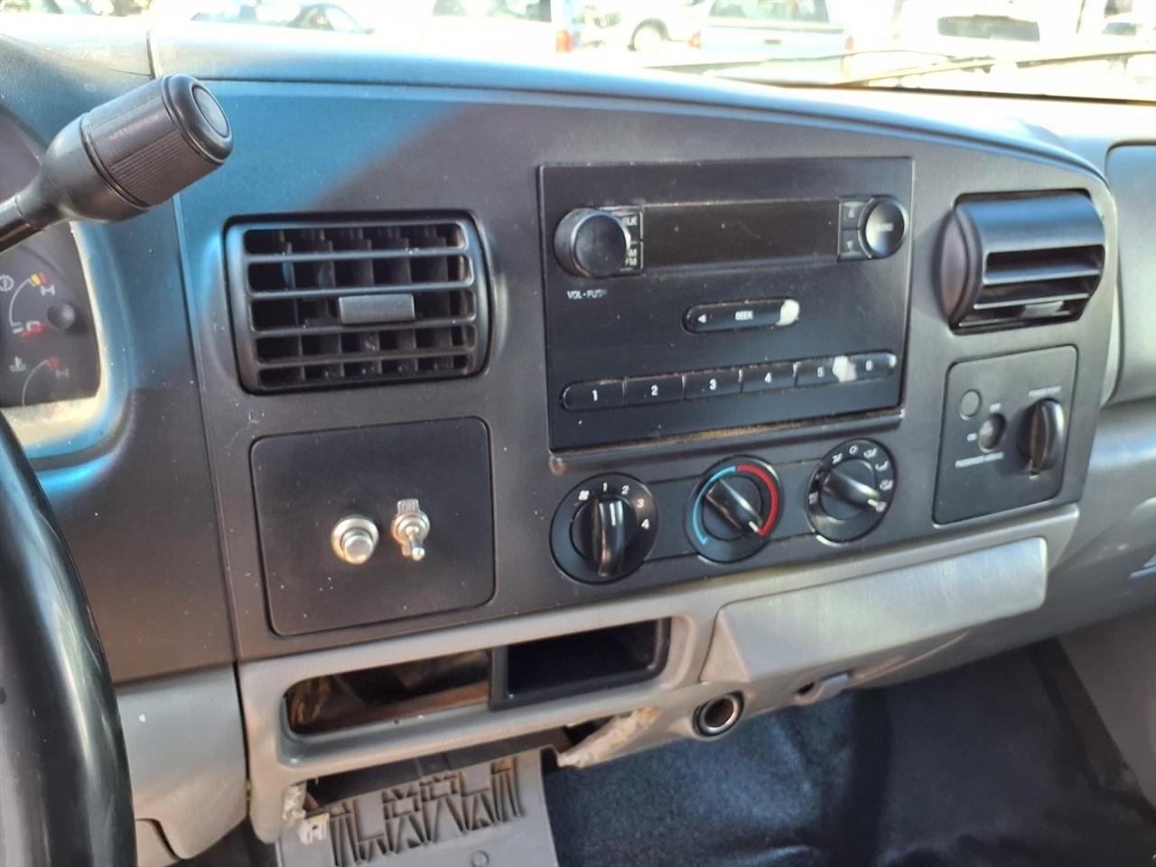 Ford Super Duty F-350 DRW Reg Cab 141" WB 60" CA XLT 2006