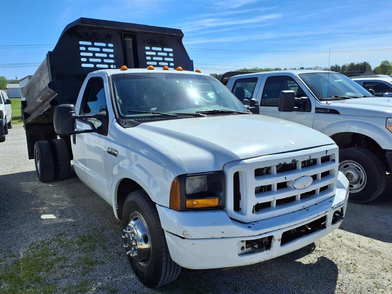 Ford Super Duty F-350 DRW Reg Cab 141" WB 60" CA XLT 2006
