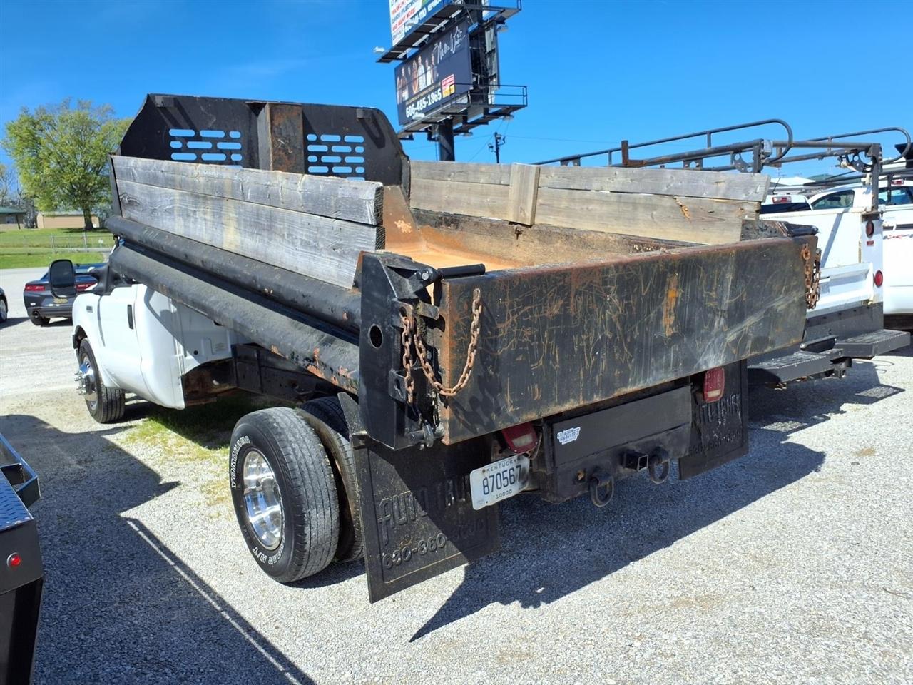 Ford Super Duty F-350 DRW Reg Cab 141" WB 60" CA XLT 2006