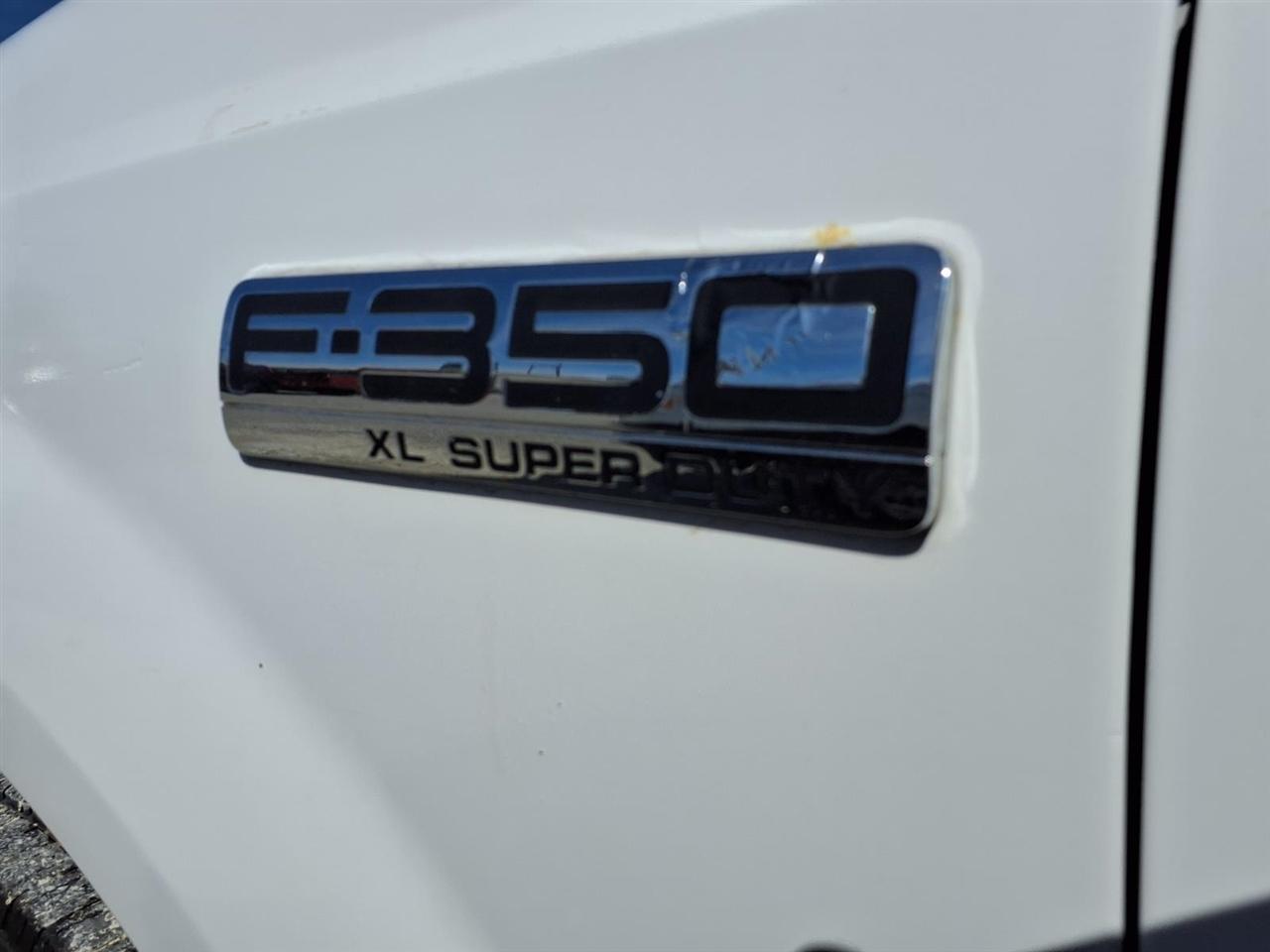 Ford Super Duty F-350 DRW Reg Cab 141" WB 60" CA XLT 2006