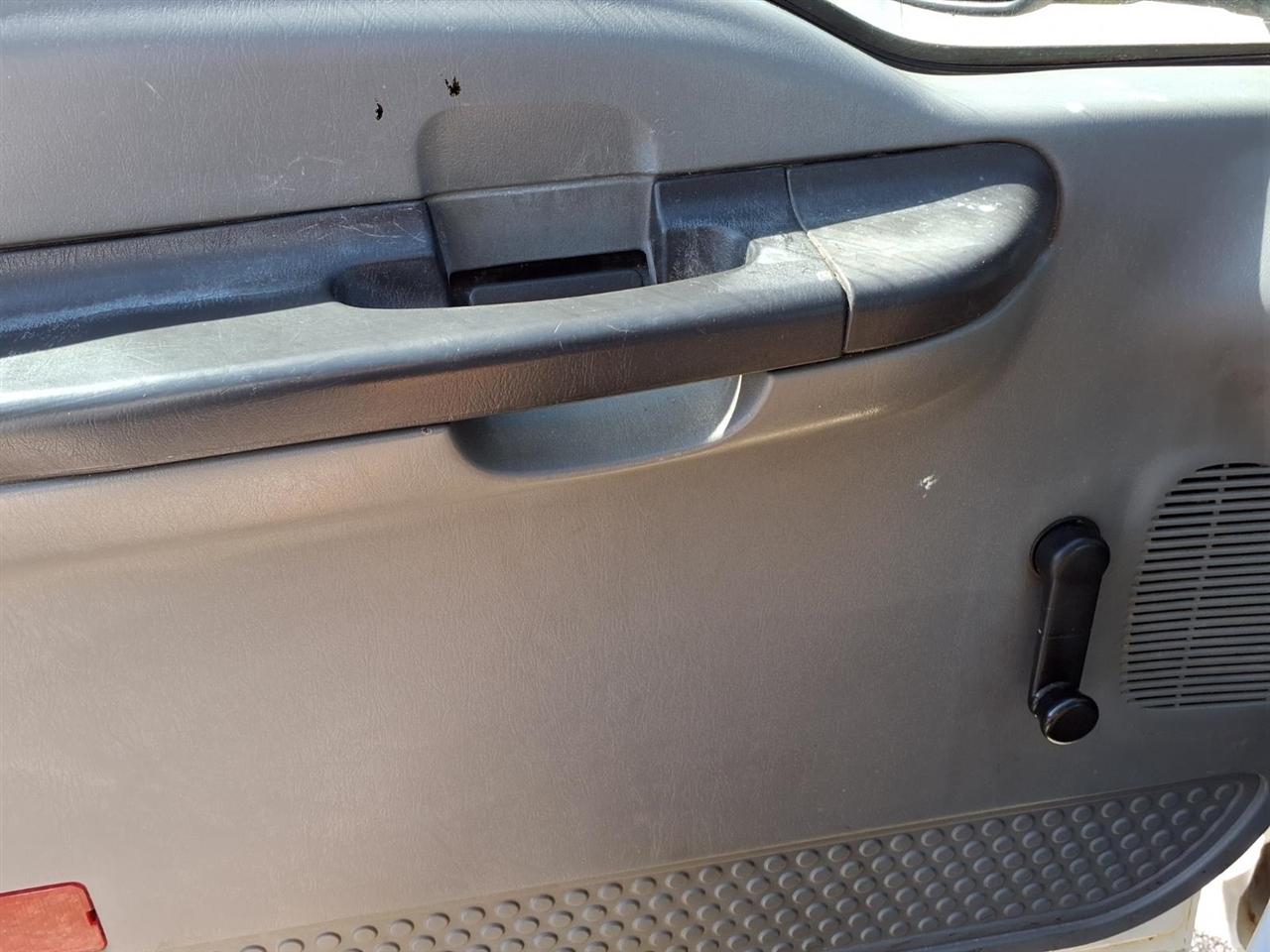 Ford Super Duty F-350 DRW Reg Cab 141" WB 60" CA XLT 2006