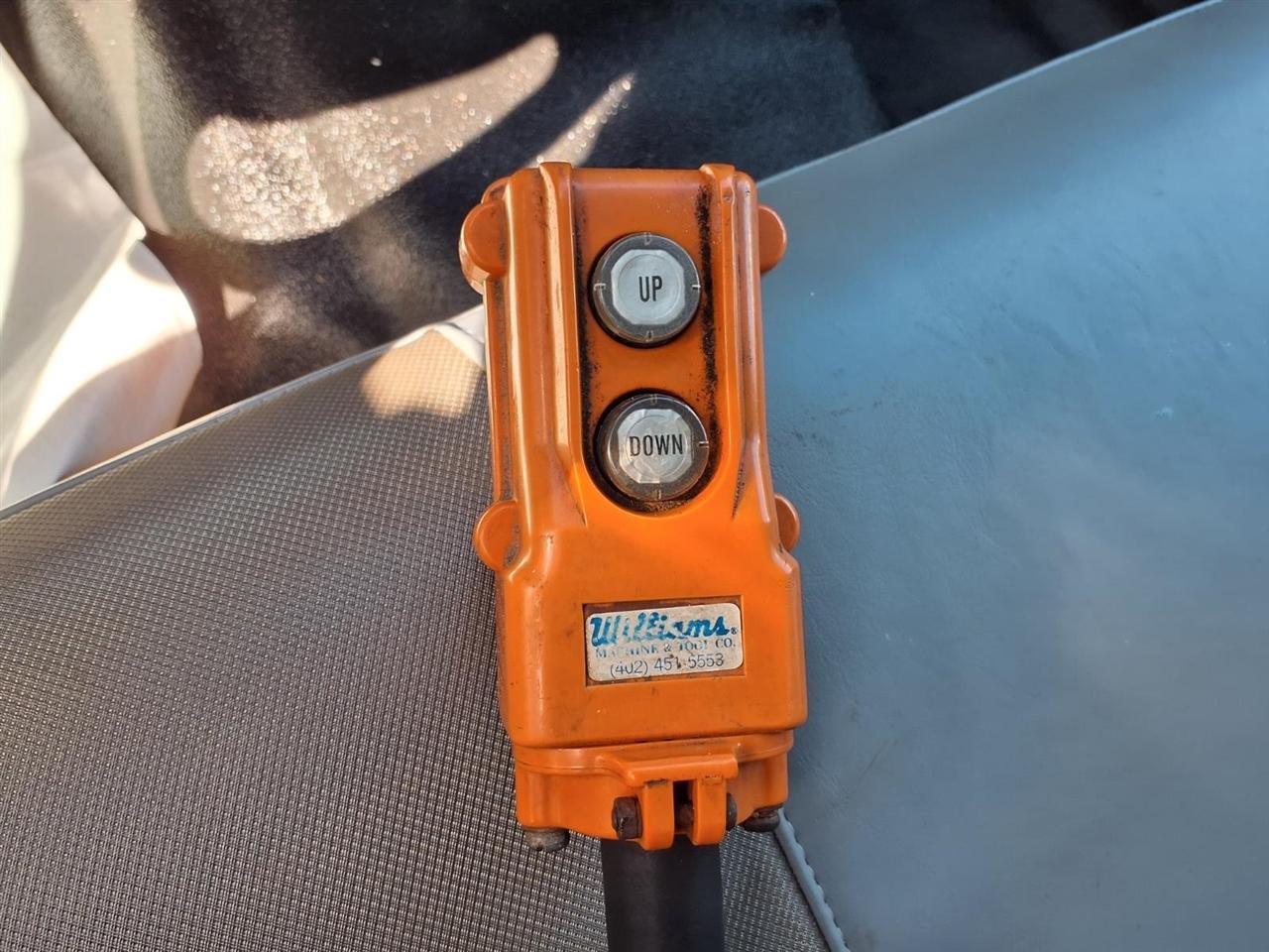 Ford Super Duty F-350 DRW Reg Cab 141" WB 60" CA XLT 2006