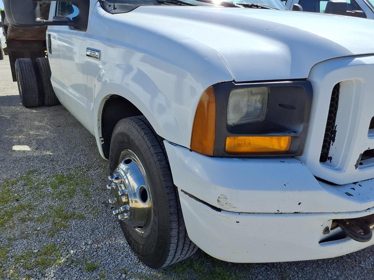 Ford Super Duty F-350 DRW Reg Cab 141" WB 60" CA XLT 2006