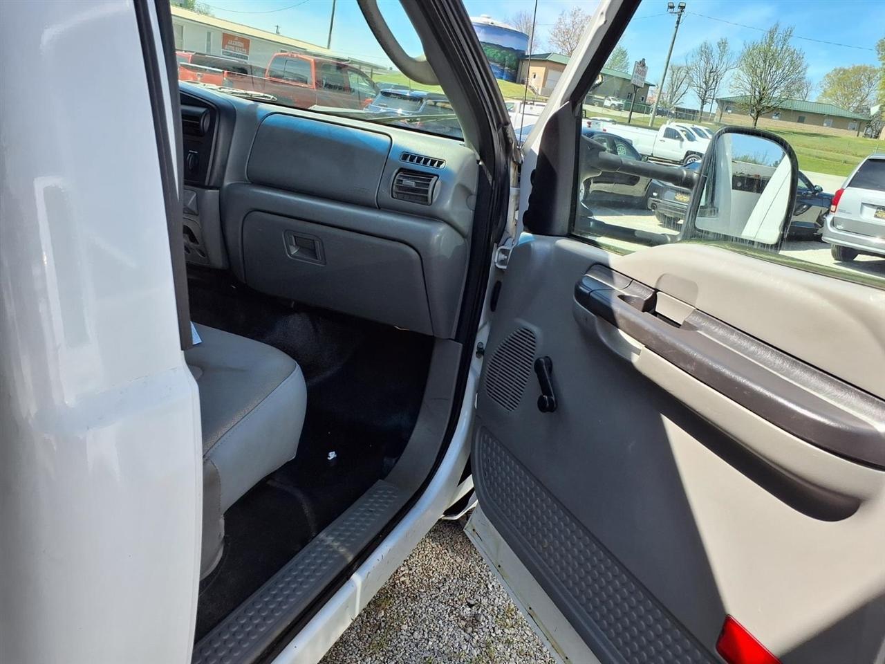 Ford Super Duty F-350 DRW Reg Cab 141" WB 60" CA XLT 2006