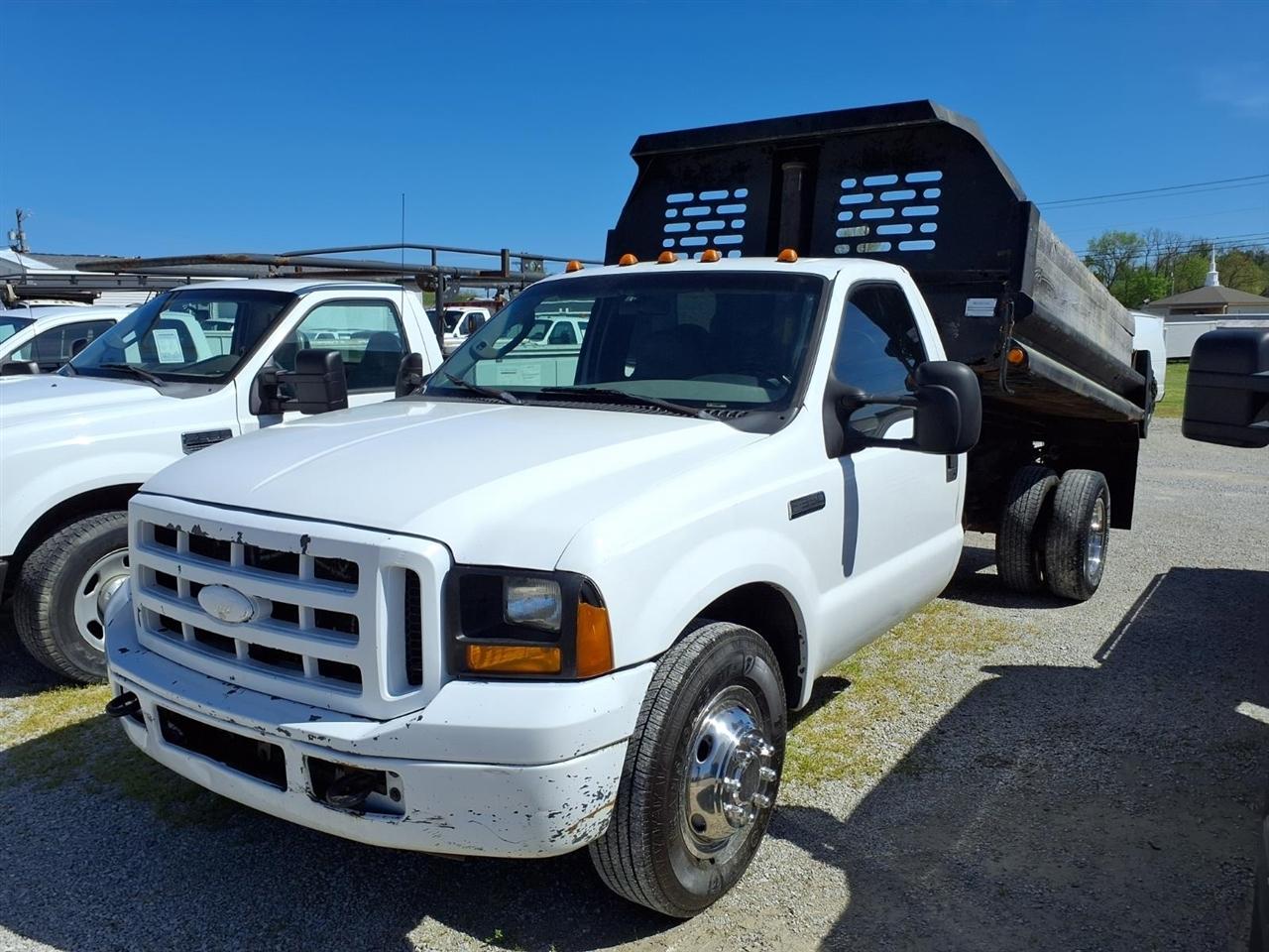 2006 Ford Super Duty F-350 DRW Reg Cab 141" WB 60" CA XL