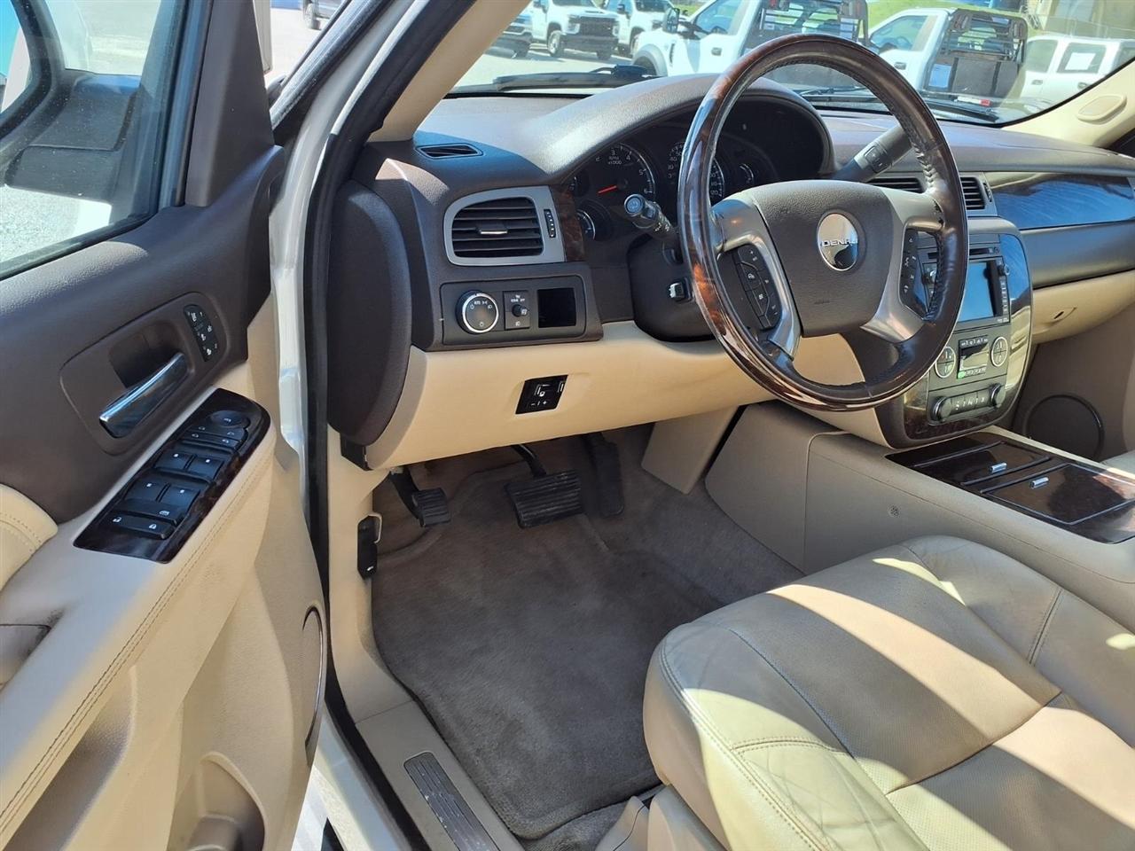 GMC Yukon XL AWD 4dr 1500 Denali 2011