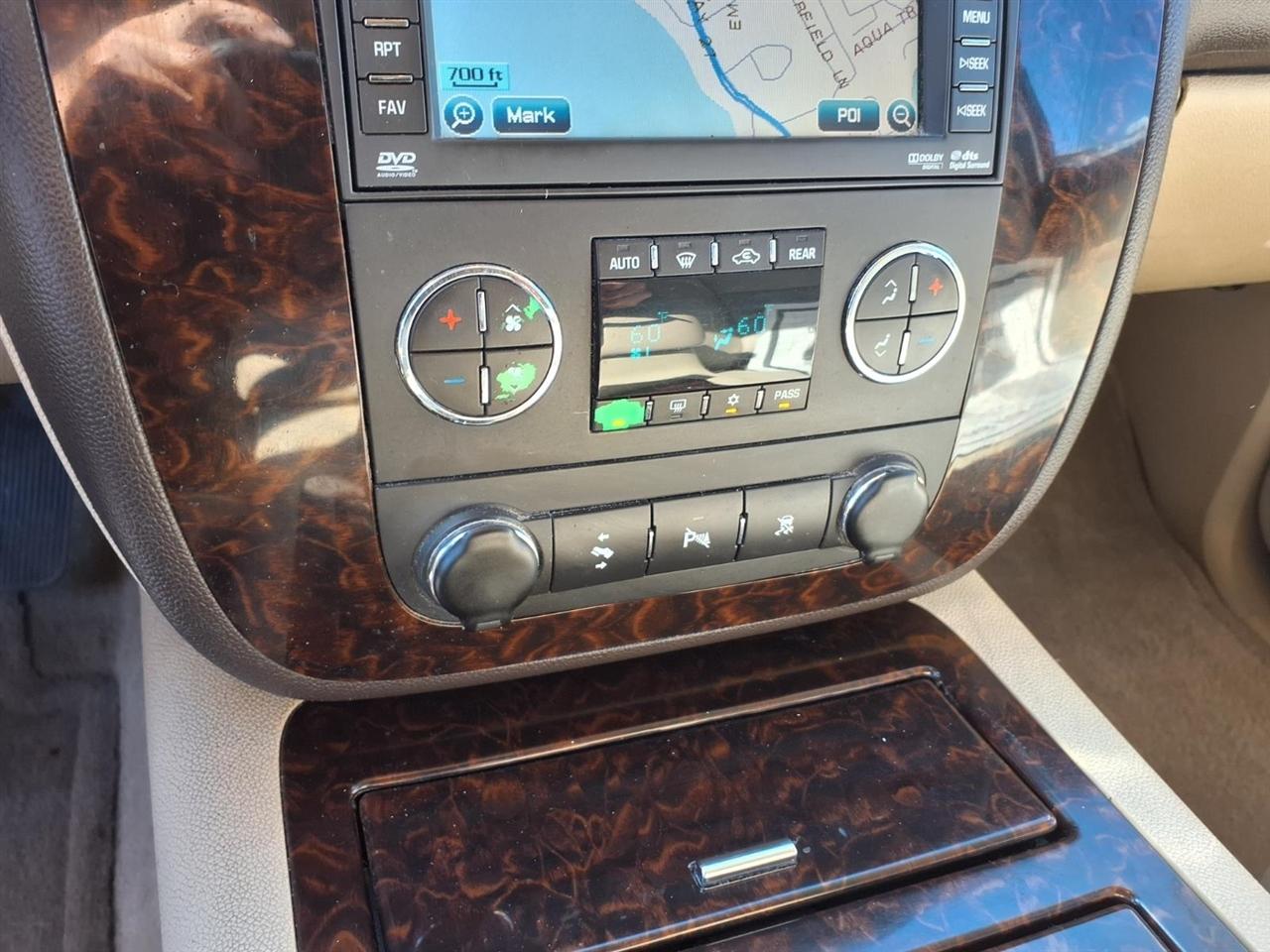 GMC Yukon XL AWD 4dr 1500 Denali 2011