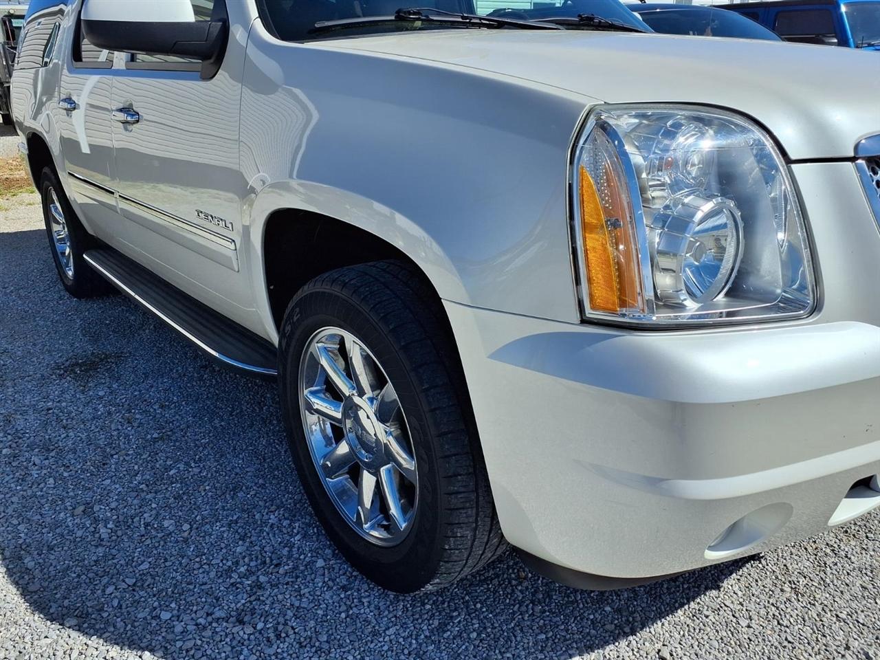 GMC Yukon XL AWD 4dr 1500 Denali 2011