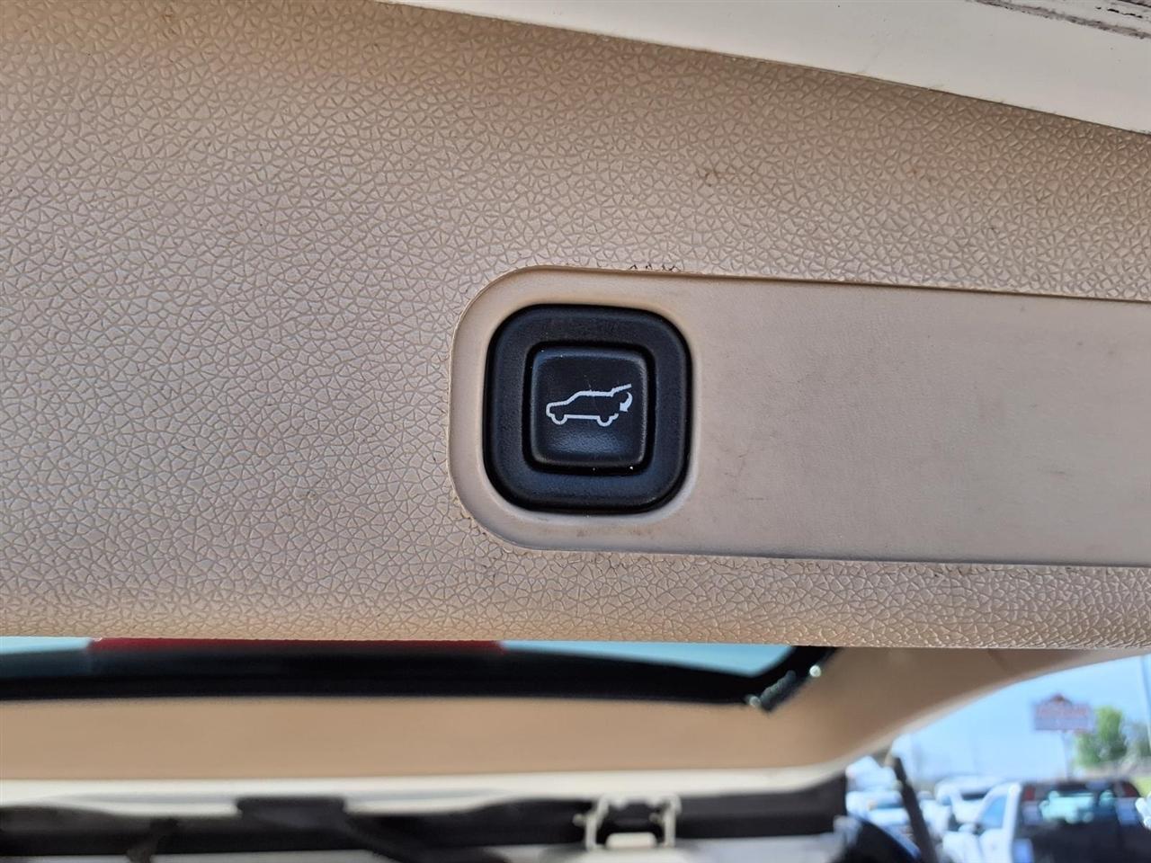 GMC Yukon XL AWD 4dr 1500 Denali 2011