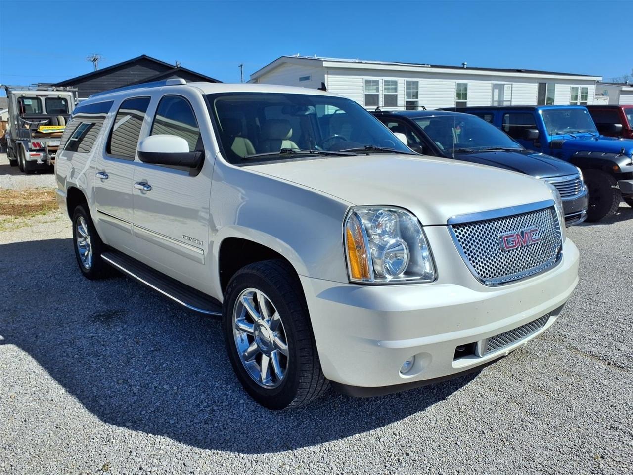 GMC Yukon XL AWD 4dr 1500 Denali 2011