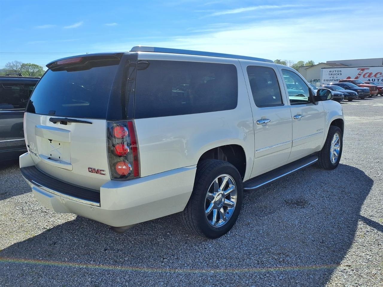 GMC Yukon XL AWD 4dr 1500 Denali 2011