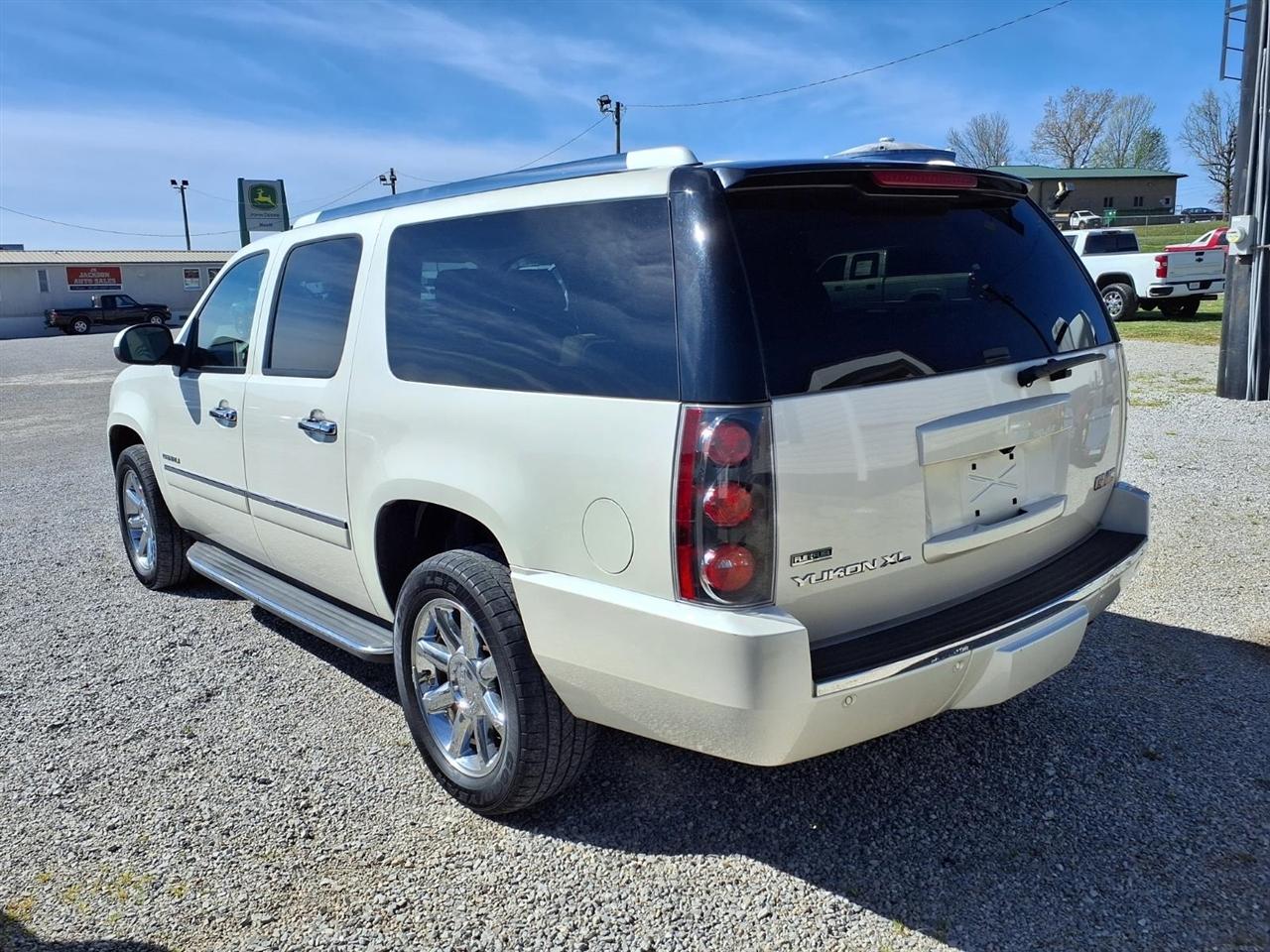 GMC Yukon XL AWD 4dr 1500 Denali 2011