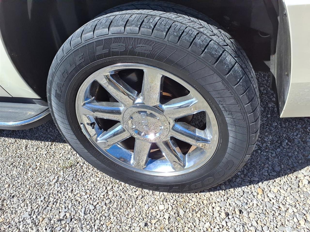 GMC Yukon XL AWD 4dr 1500 Denali 2011