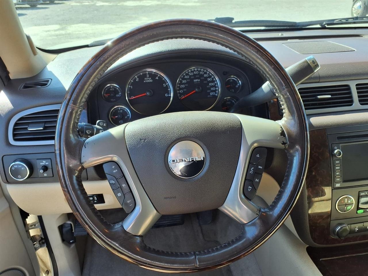 GMC Yukon XL AWD 4dr 1500 Denali 2011