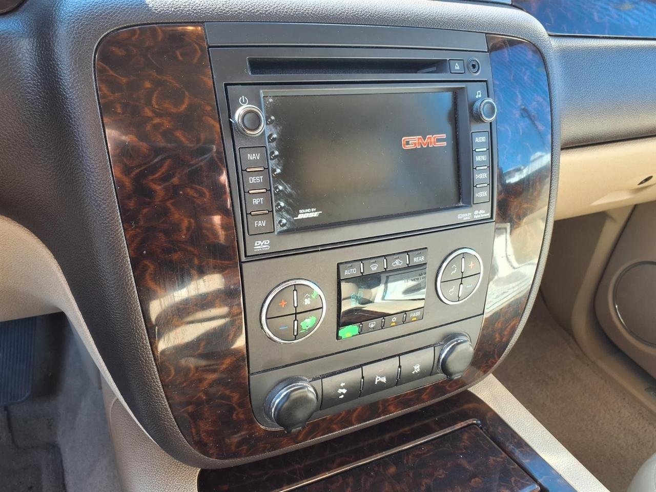 GMC Yukon XL AWD 4dr 1500 Denali 2011