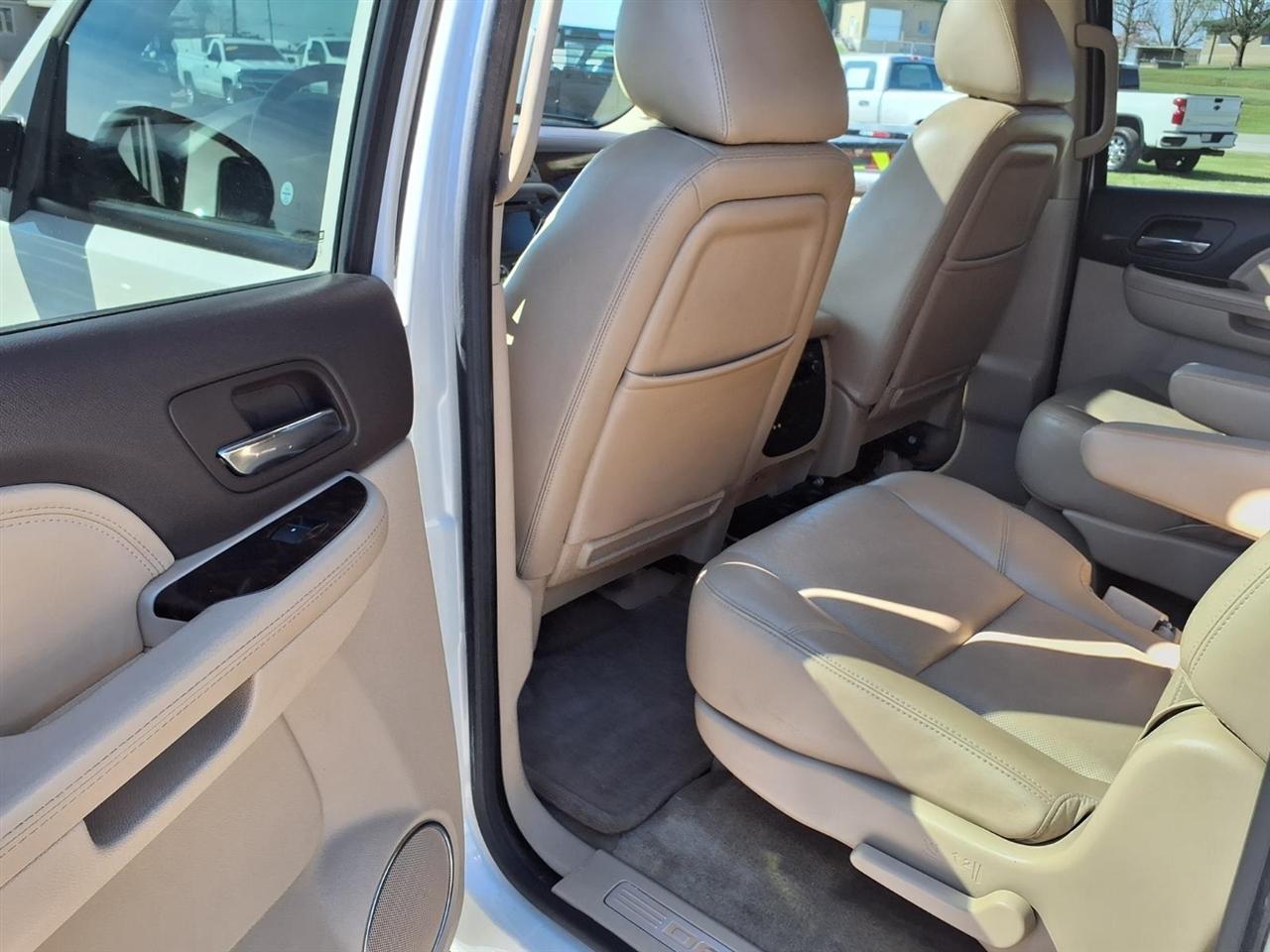 GMC Yukon XL AWD 4dr 1500 Denali 2011