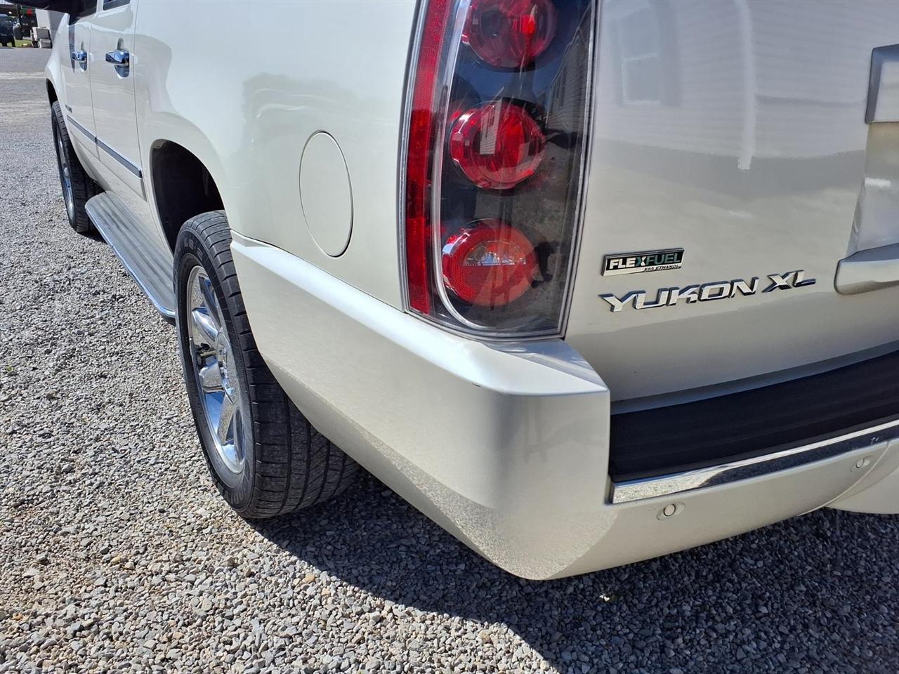 GMC Yukon XL AWD 4dr 1500 Denali 2011