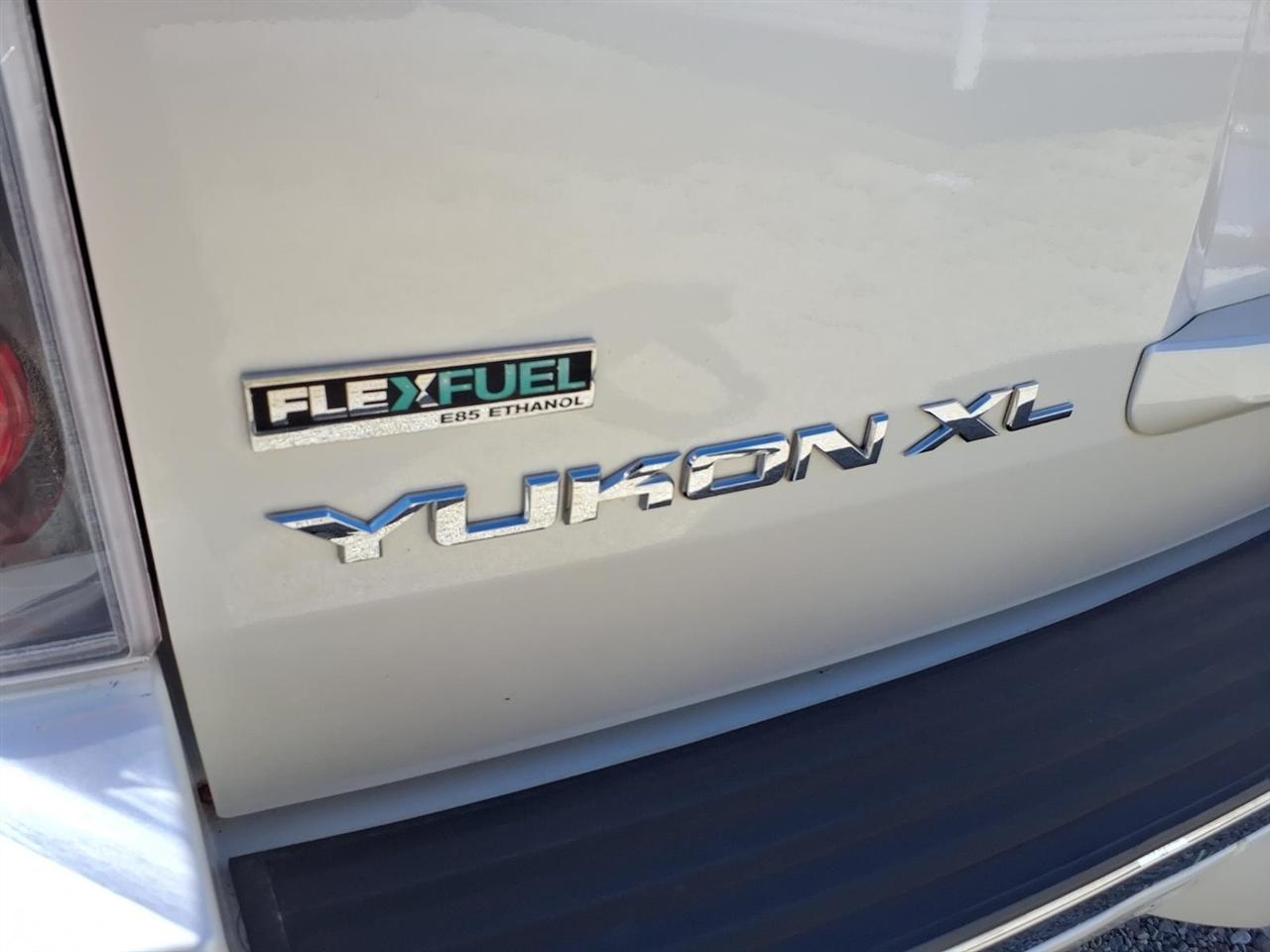 GMC Yukon XL AWD 4dr 1500 Denali 2011