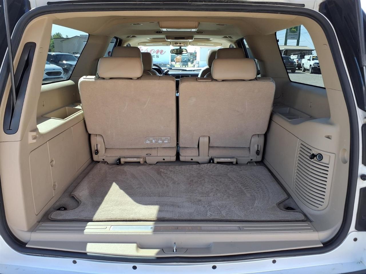 GMC Yukon XL AWD 4dr 1500 Denali 2011