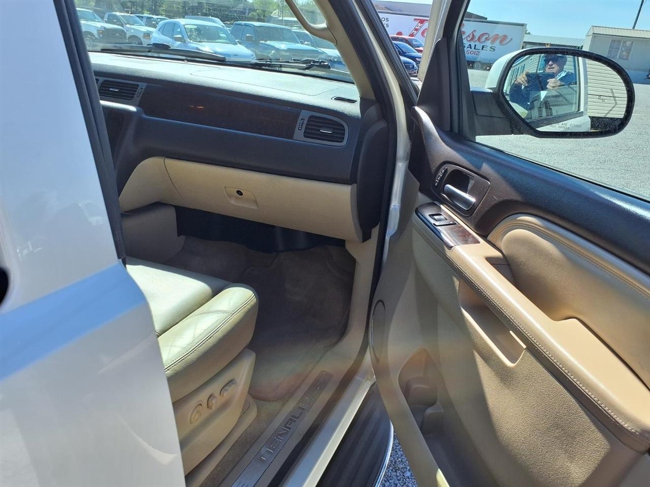 GMC Yukon XL AWD 4dr 1500 Denali 2011