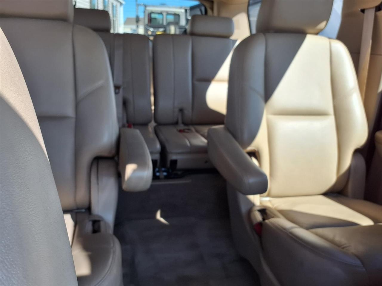 GMC Yukon XL AWD 4dr 1500 Denali 2011