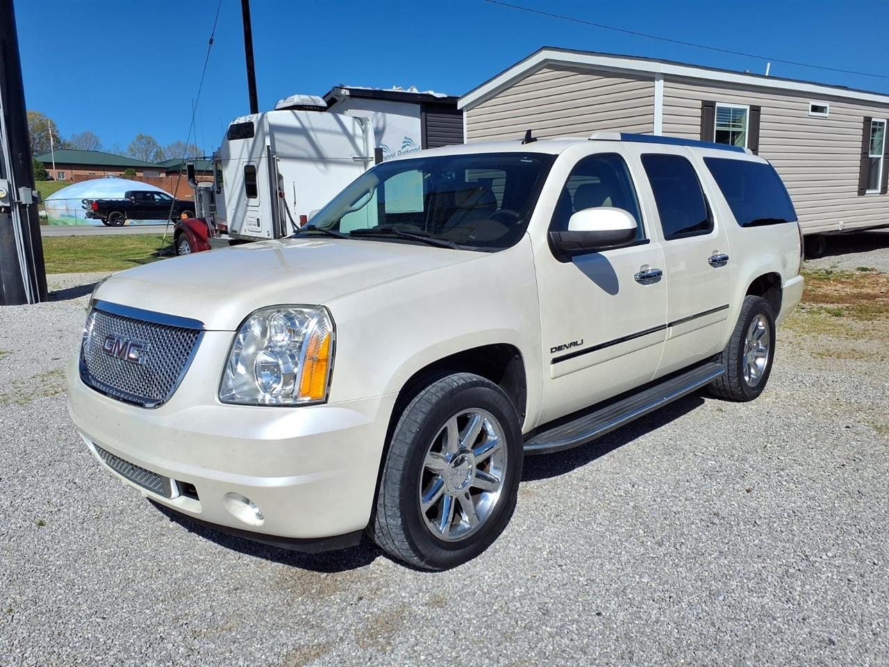 GMC Yukon XL AWD 4dr 1500 Denali 2011