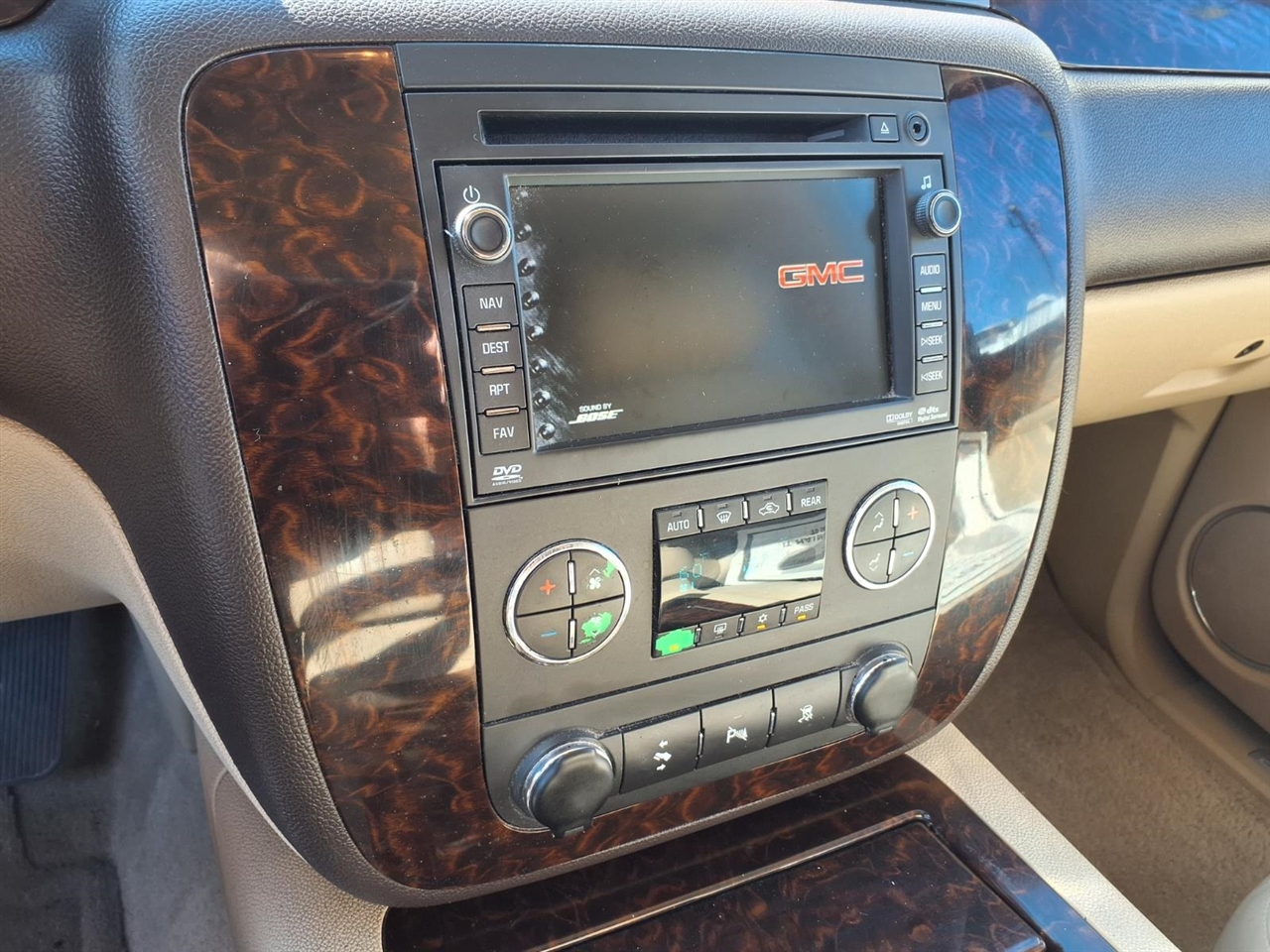GMC Yukon XL AWD 4dr 1500 Denali 2011