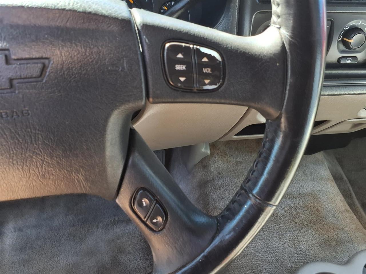 2005 Chevrolet Suburban LS - Photo 11