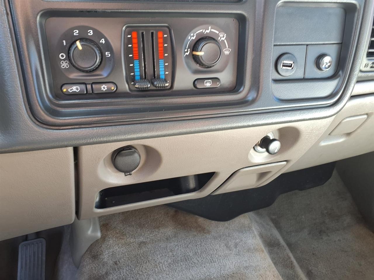 2005 Chevrolet Suburban LS - Photo 16