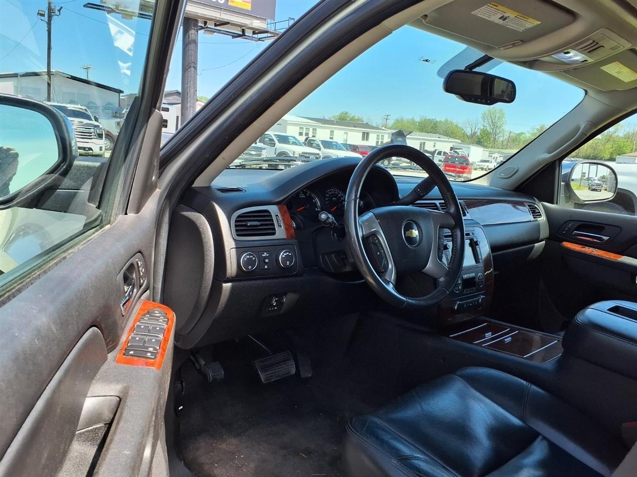 Chevrolet Suburban 4WD 4dr 1500 LTZ 2011