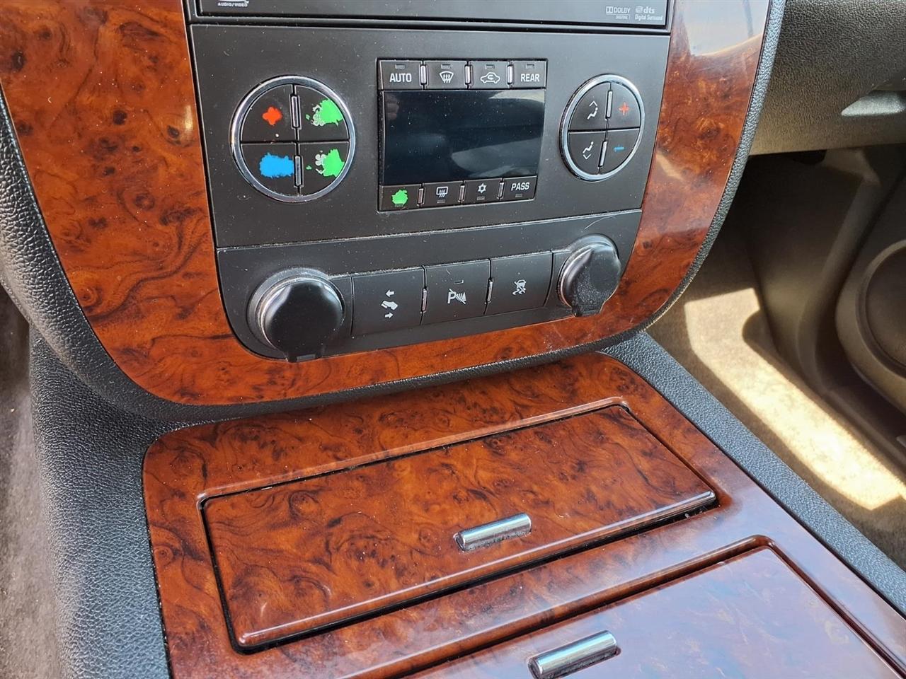 Chevrolet Suburban 4WD 4dr 1500 LTZ 2011