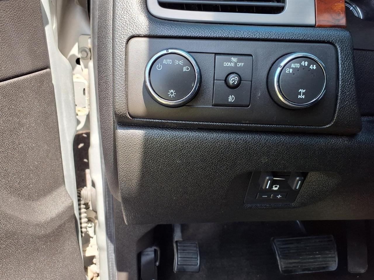 Chevrolet Suburban 4WD 4dr 1500 LTZ 2011