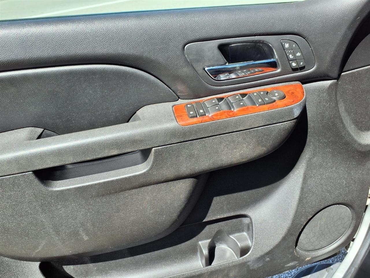 Chevrolet Suburban 4WD 4dr 1500 LTZ 2011