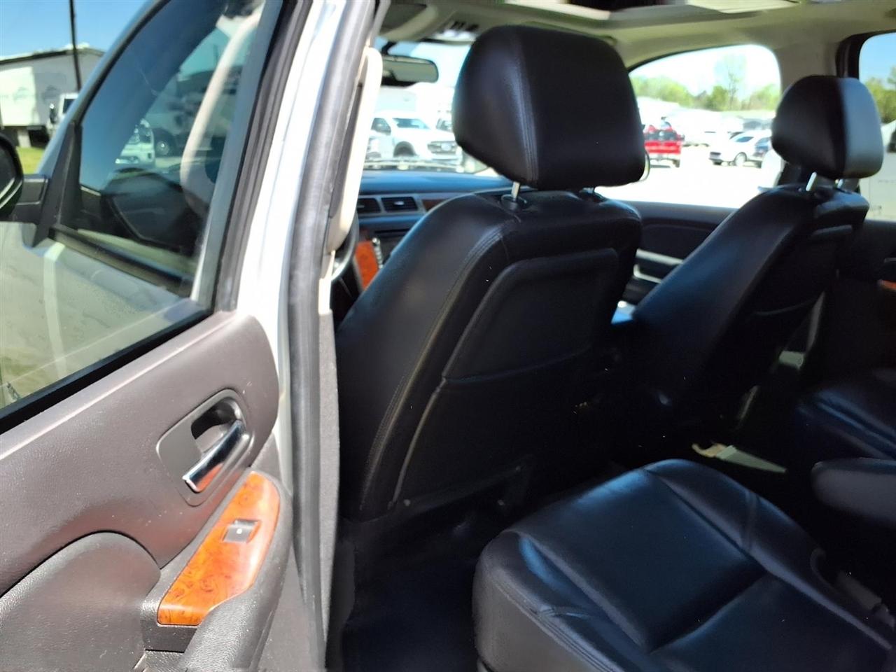 Chevrolet Suburban 4WD 4dr 1500 LTZ 2011