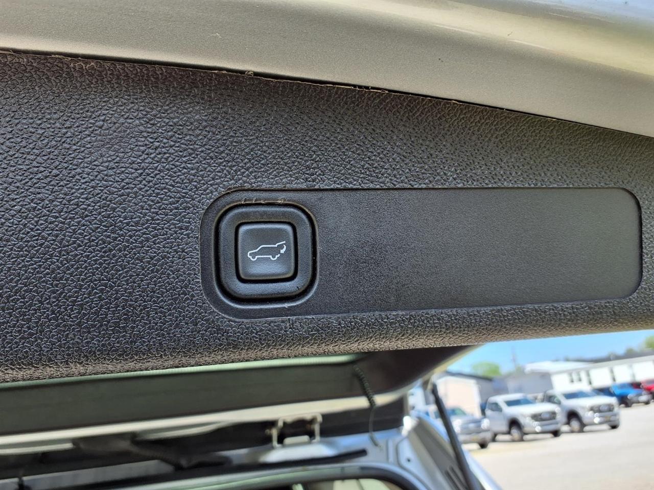 Chevrolet Suburban 4WD 4dr 1500 LTZ 2011