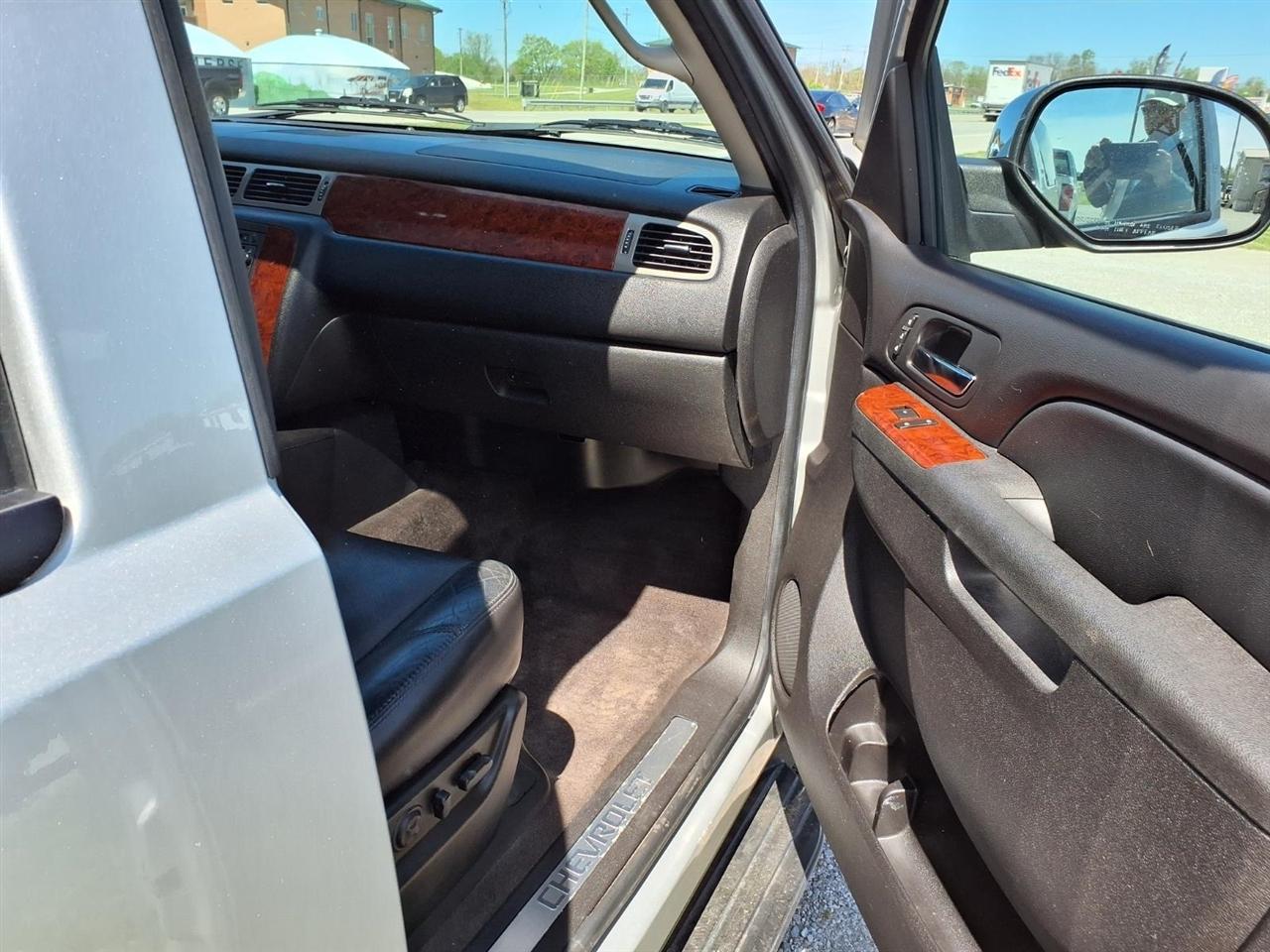 Chevrolet Suburban 4WD 4dr 1500 LTZ 2011