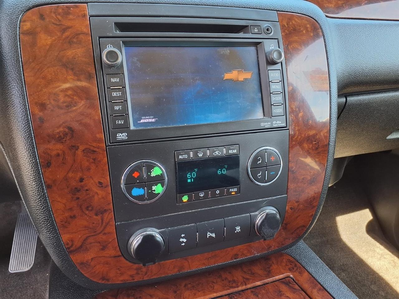 Chevrolet Suburban 4WD 4dr 1500 LTZ 2011