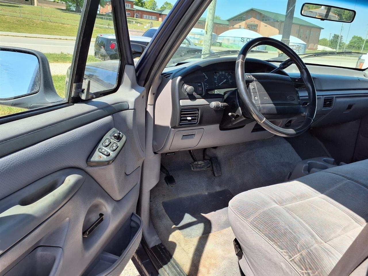 Ford F-150 Reg Cab 116.8" WB 1995