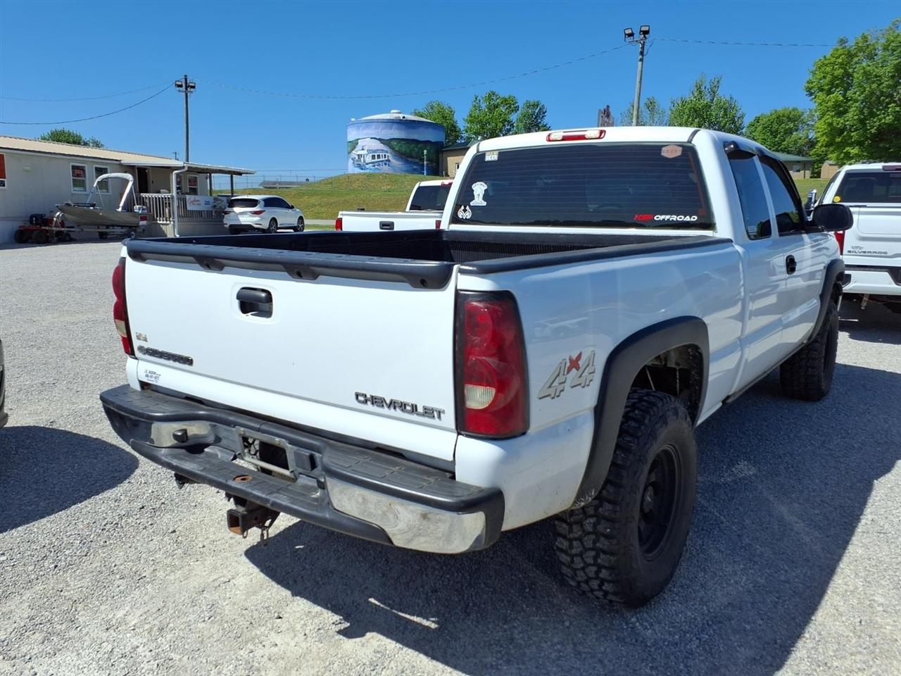 Chevrolet Silverado 1500 Ext Cab 143.5" WB 4WD LS 2004