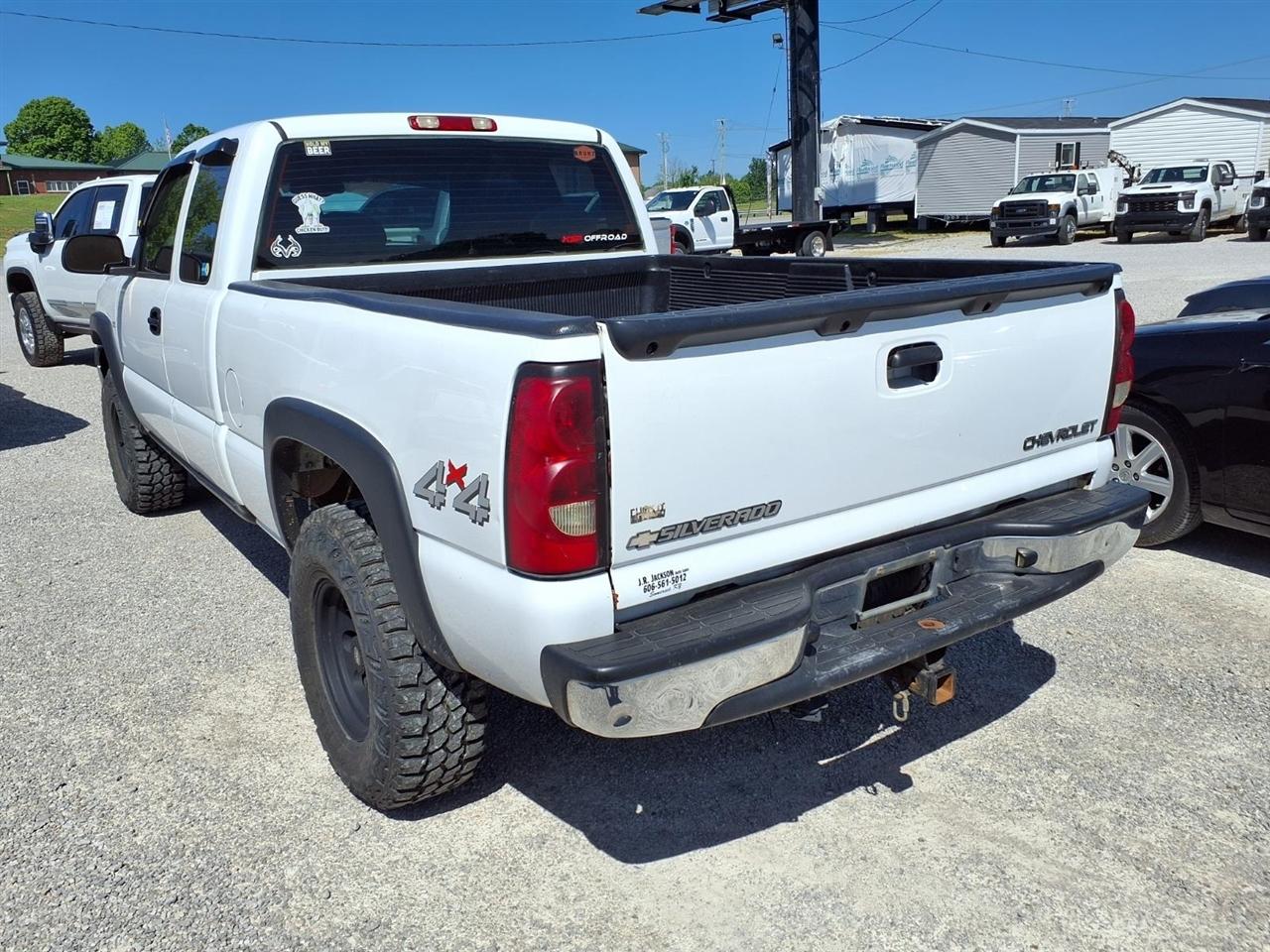 Chevrolet Silverado 1500 Ext Cab 143.5" WB 4WD LS 2004