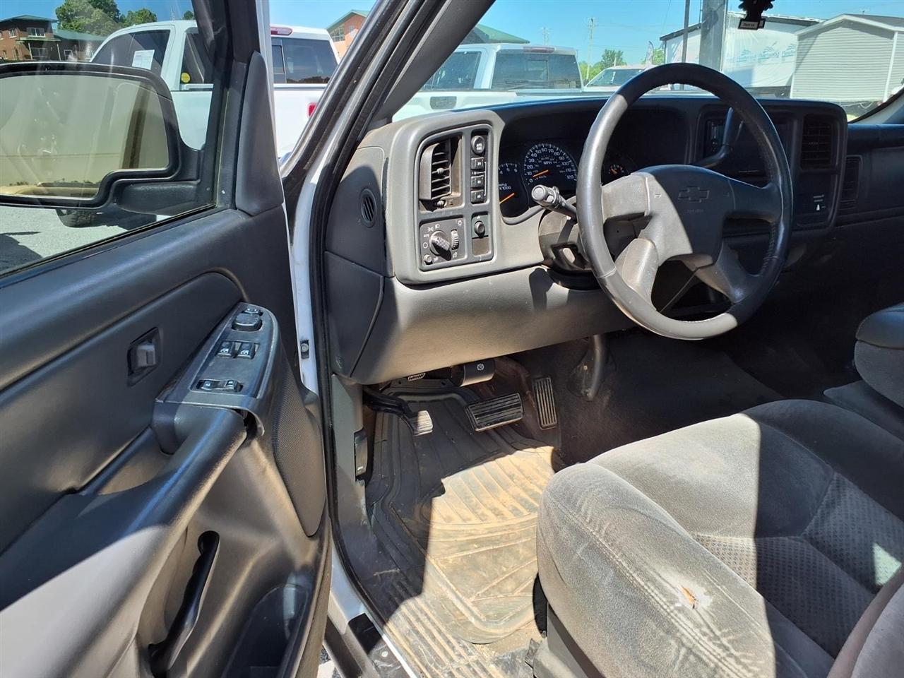 Chevrolet Silverado 1500 Ext Cab 143.5" WB 4WD LS 2004