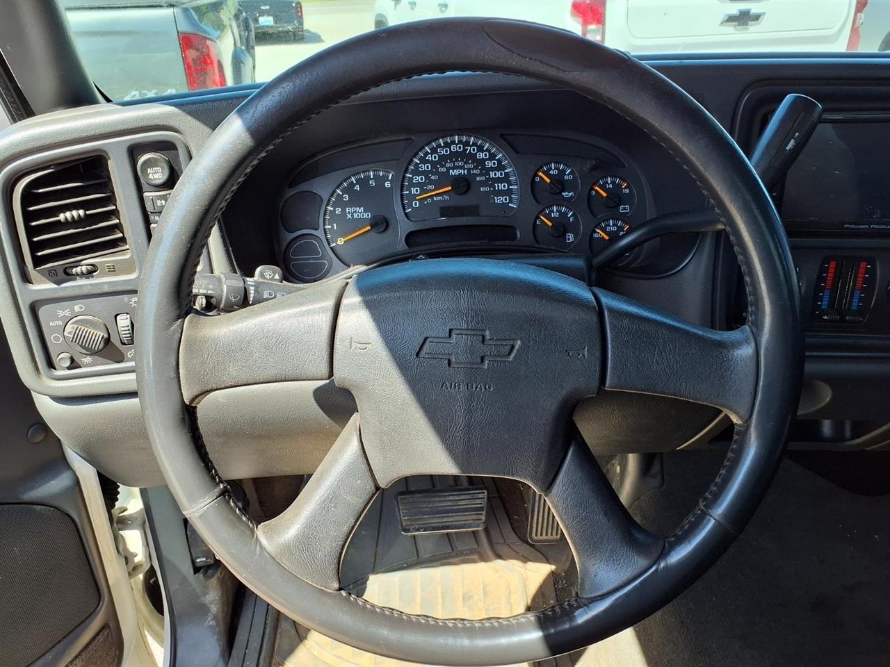 Chevrolet Silverado 1500 Ext Cab 143.5" WB 4WD LS 2004