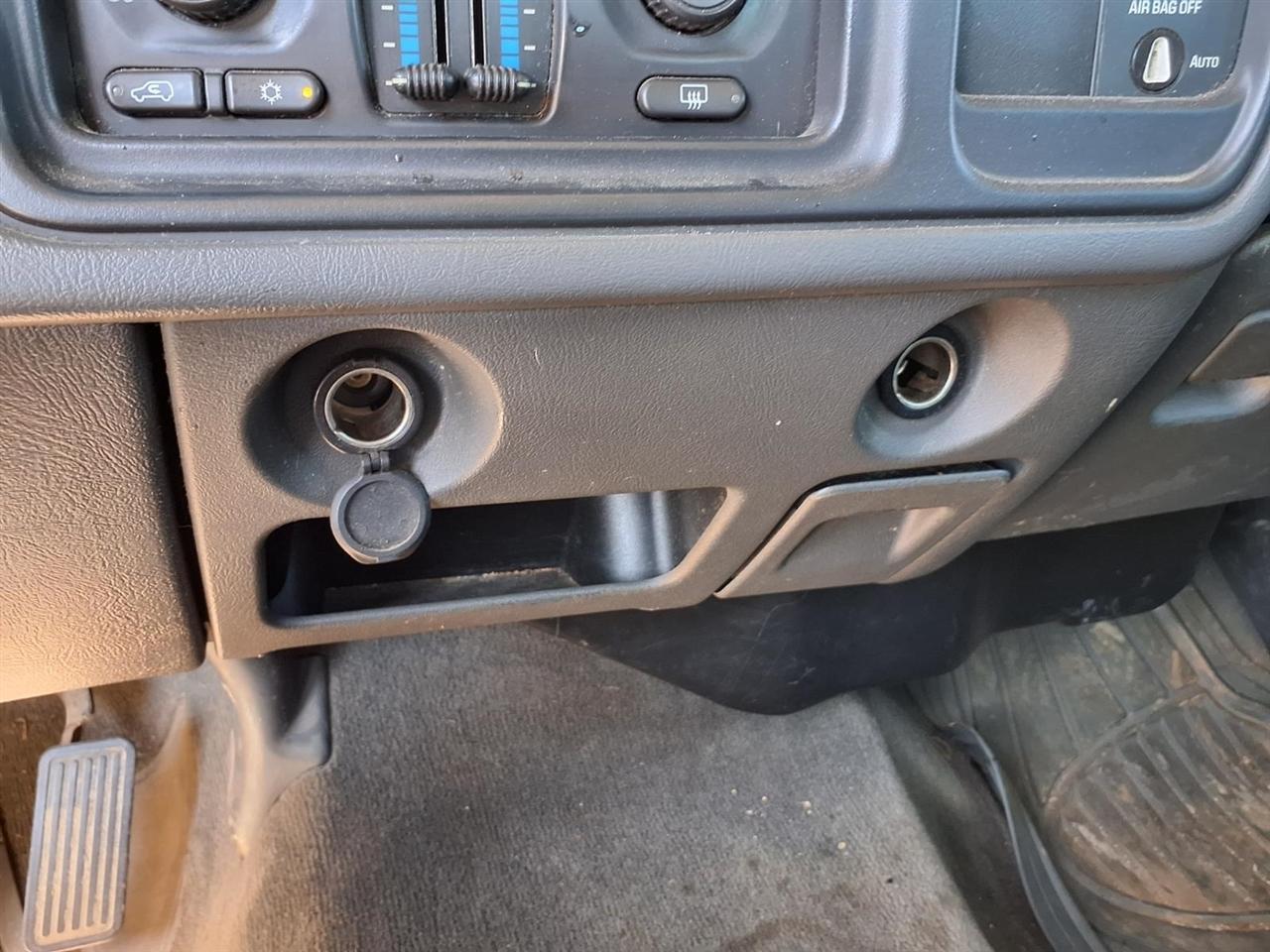 Chevrolet Silverado 1500 Ext Cab 143.5" WB 4WD LS 2004