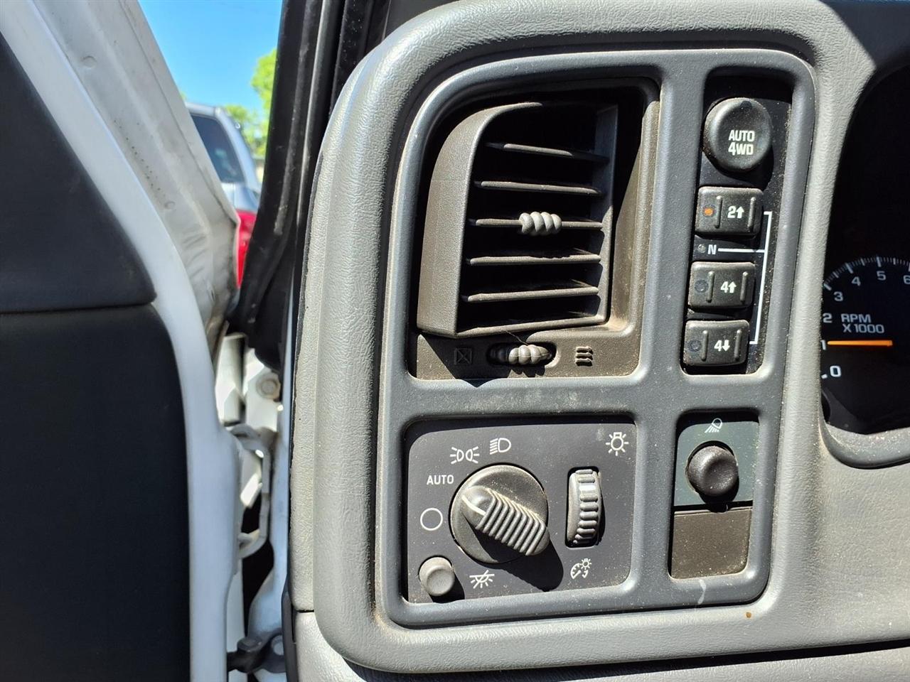 Chevrolet Silverado 1500 Ext Cab 143.5" WB 4WD LS 2004